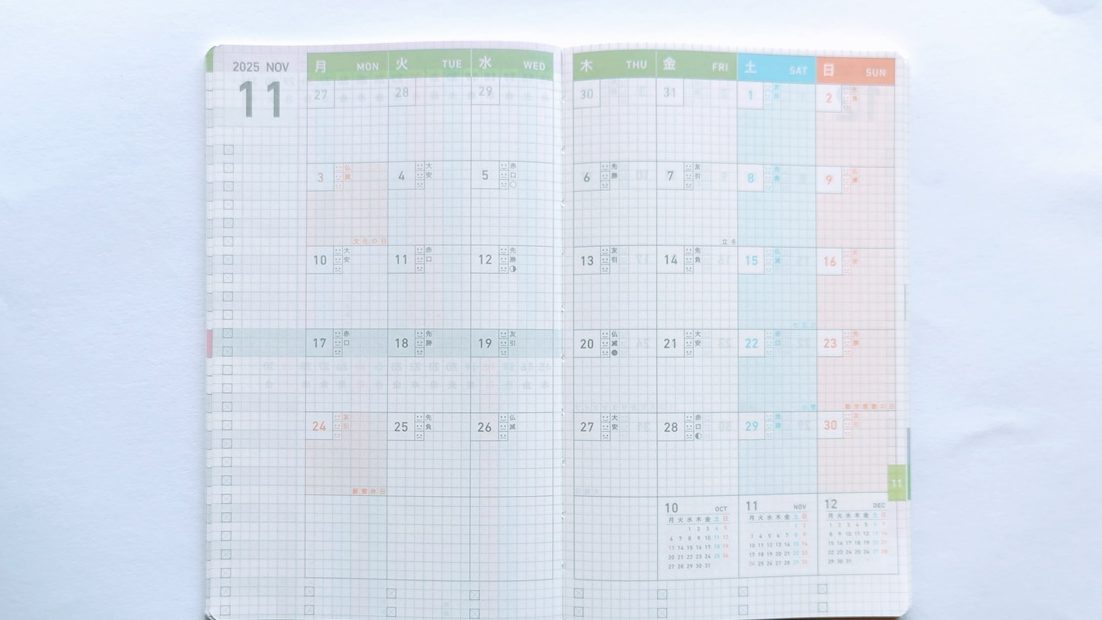 ジブン手帳mini 2026のマンスリーブロック見開き（祝日表記あり）